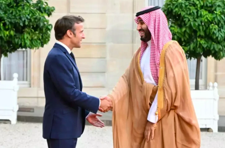 Le président français Emmanuel Macron accueille le prince héritier saoudien Mohammed ben Salmane, le 28 juillet 2022 à l'Elysée, à Paris