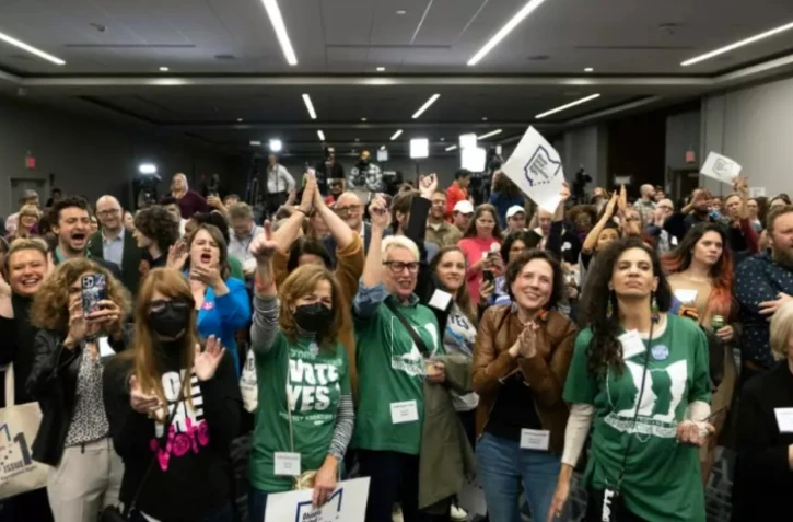 Des militants pro-IVG célèbrent l'inscription du droit à l'avortement dans la Constitution de l'Ohio, le 7 novembre 2023 à Colombus