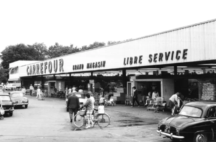 Le premier supermarché Carrefour à Sainte-Geneviève-des-Bois, au sud-ouest de Paris, en 1963 ( Carrefour / Handout )