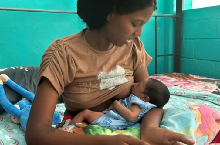 Eliana Garcia allaite son bébé Gael Jesus, né à La Guaira au lendemain des séismes du 24 juin, dans un centre d'hébergement de l'école bolivarienne 10 de Marzo à Maiquetía, dans l'État de La Guaira, le 7 juillet 2026 au Venezuela ( AFP / Paula RAMON )