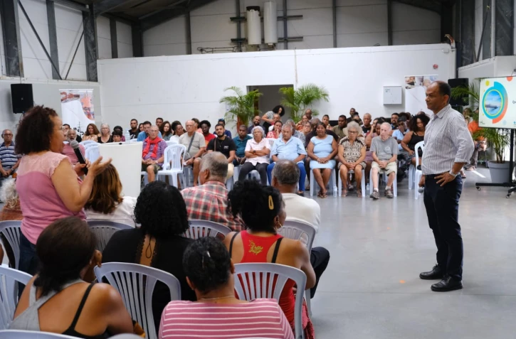 Le maire de Saint-Paul rencontrent les habitants de La Saline 