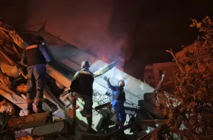 Des secouristes devant les décombres du site d'une frappe israélienne sur le village de Habbouch, dans le sud du Liban, le 10 avril 2026 ( AFP / Abbas FAKIH )
