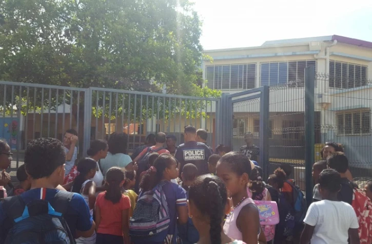 Saint-Pierre - Parents et enseignants bloquent l'école Alfred Isautier