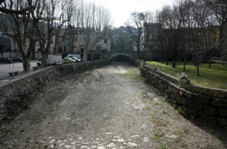 Le lit de l'Issole totalement à sec à Flassans-sur-Issole, dans le Var, le 21 février 2023 ( AFP / Nicolas TUCAT )