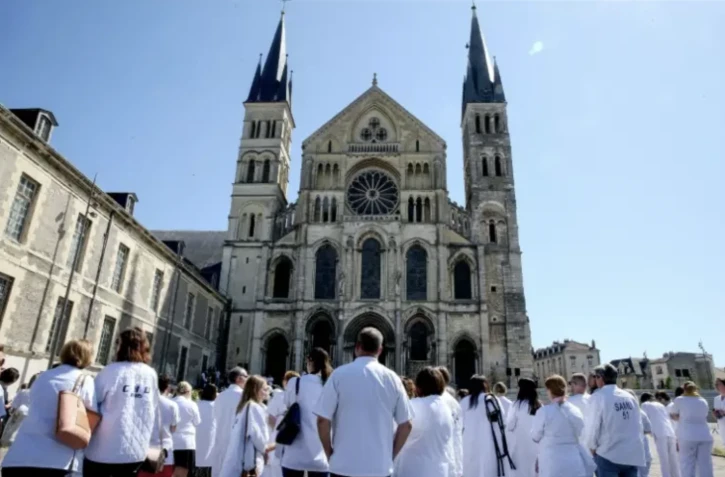 Obsèques à Reims le 1er juin 2023 de Carène Mezino, une infirmière de 37 ans poignardée à mort fin mai à l'hôpital de Reims ( AFP / FRANCOIS NASCIMBENI )
