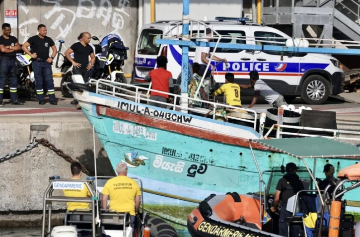 Un batreau de pêche ski lankais accoste au port de la Pointe des Galets