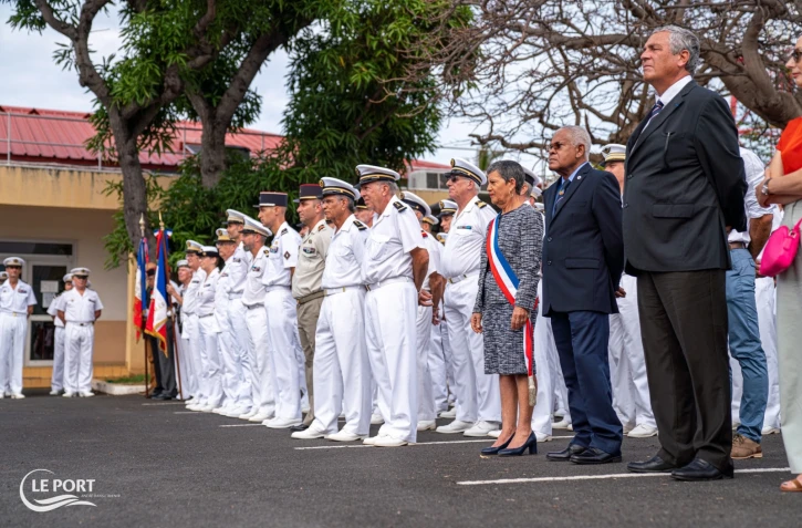 Le Port : passation de commandement à la base