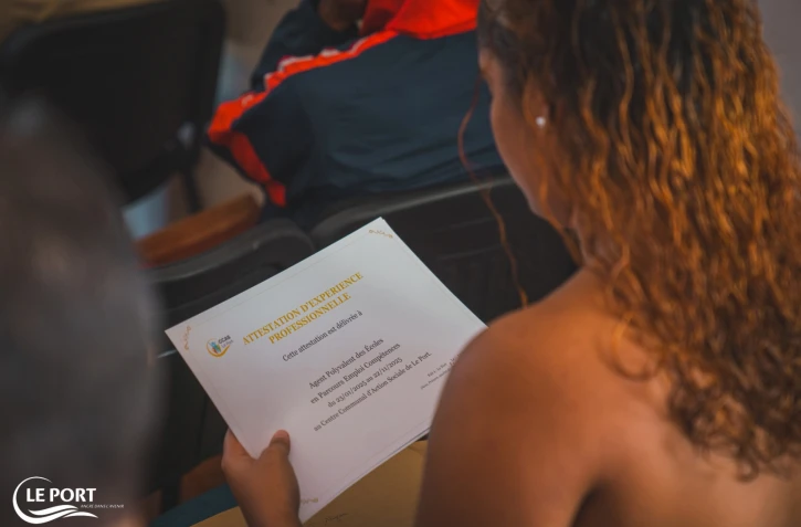 Le Port : 33 agents en contrat PEC reçoivent leur attestation d’expérience professionnelle