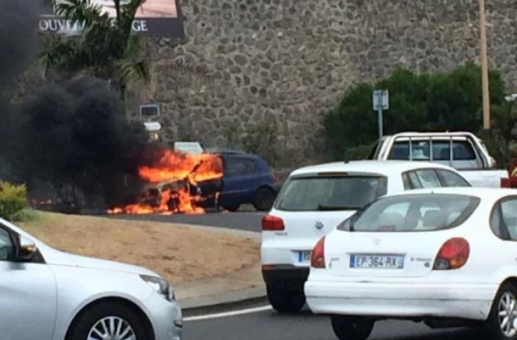 Une voiture en feu au rond-point