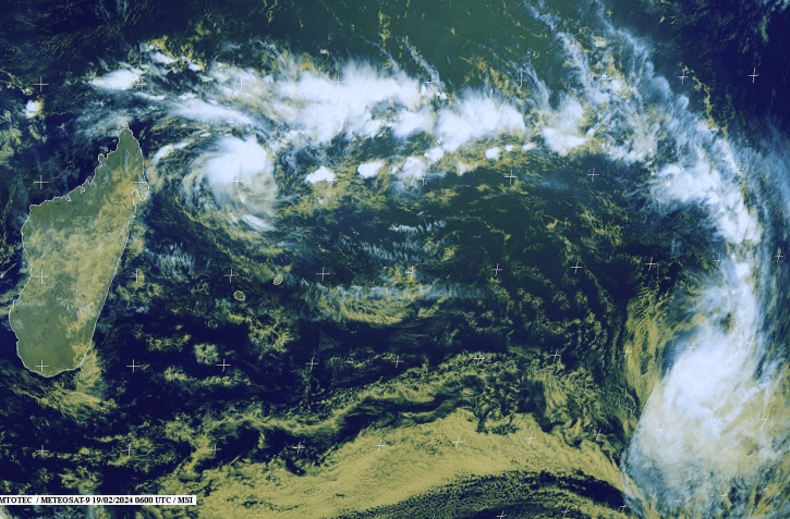 La perturbation tropicale (future Eleanor) suivie de près par Météo France