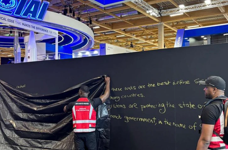  Les stands d’entreprises israéliennes ont été bâchés et leur accès rendu impossible aux visiteurs du salon aéronautique du Bourget. © Crédit photo : MATHIEU RABECHAULT / AFP 