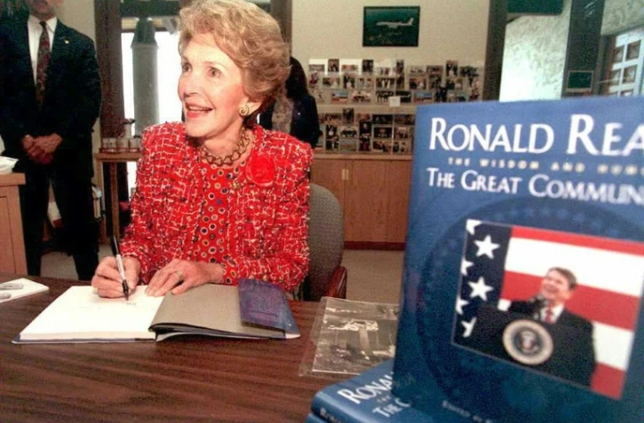 L'ancienne "First Lady" Nancy Reagan dédicace un livre de son mari, l'ancien président des Etats-Unis Ronald Reagan, le 17 mai 1995 à Simi Valley, en Californie