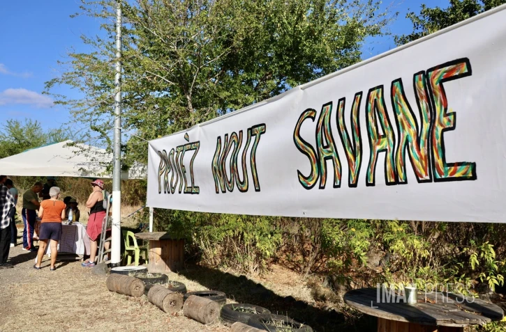 Les opposants à la ZAC de la Savane des Tamarins manifestent pour l'arrêt du chanter [?]