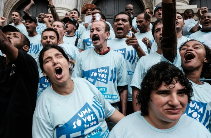 Des sans-abris en concert sur les escaliers extérieurs de l'imposant Teatro Municipal, le 22 juillet 2016 à Rio