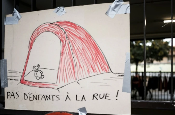 Une pancarte dénonçant les enfants dans la rue, à Toulouse, le 21 novembre 2023 ( AFP / Matthieu RONDEL )