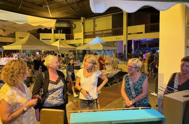 Saint-Gilles : la présidente du syndicat des marchés de France de passage au marché nocturne 