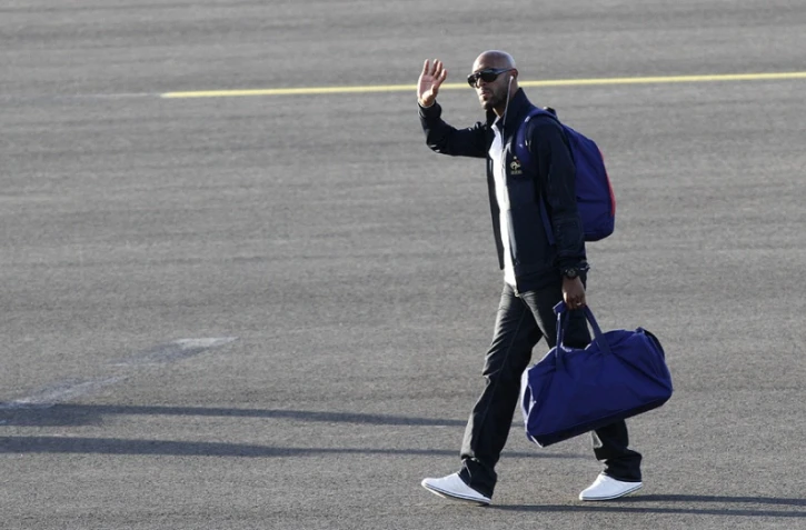 Mardi 1er juin 2010 - Aéroport de Pierrefonds - Saint-Pierre - L\'équipe de France de football arrive à La Réunion sur la photo Nicolas Anelka