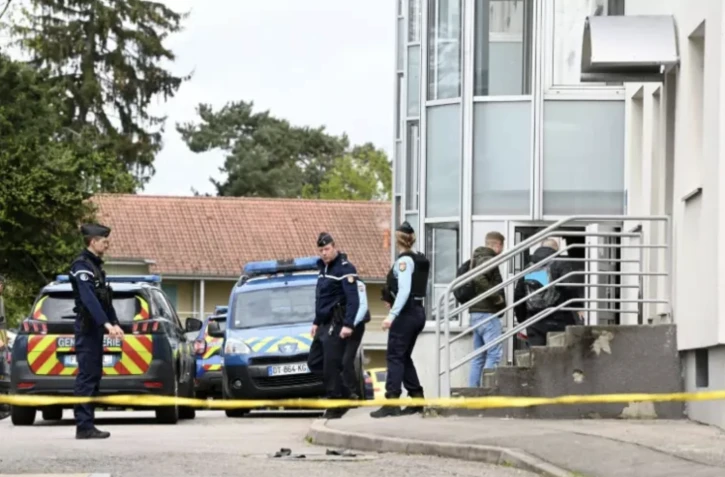 Des gendarmes devant un immeuble où une fillette de cinq ans a été retrouvée morte, le 26avril 2023 à Rambervillers, dans les Vosges ( AFP / Jean-Christophe Verhaegen )