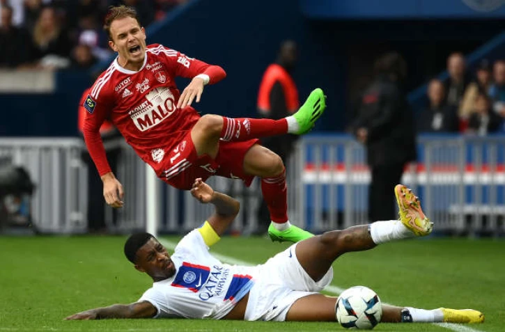  Presnel Kimpembe ne recevra aucun carton pour ce tacle appuyé lors de PSG-Brest en Ligue 1, le 10 septembre 2022.