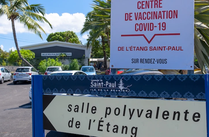 Inauguration du centre de vaccination à l'Étang Saint-Paul