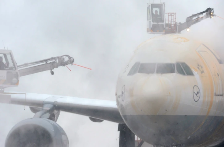 À Munich, de fortes chutes de neige tombées ce week-end ont cloué les avions au sol. [AFP PHOTO / CHRISTOF STACHE CHRISTOF STACH]