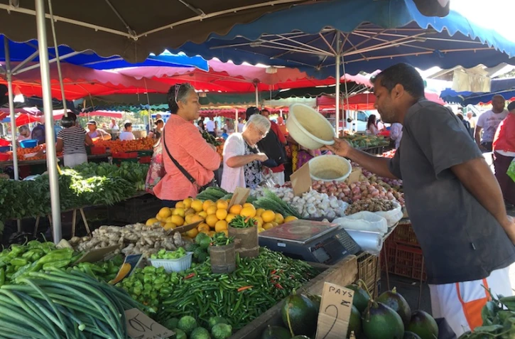 Sac réutilisable au marché forain