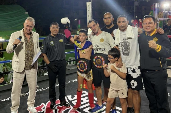 Boxe muay thai : un père et ses deux fils sacrés champions du monde et vice-champion en Thaïlande
