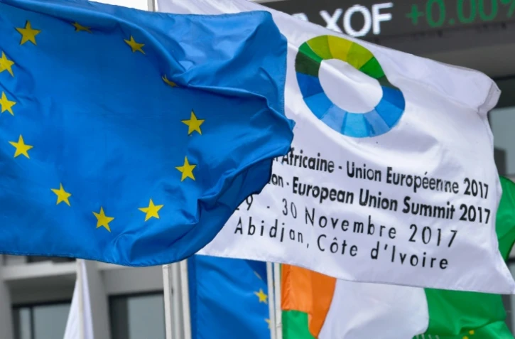 drapeau européen et celui annonçant le cinquième sommet Union européenne (UE) - Union africaine (UA), le 27 novembre à Abidjan
