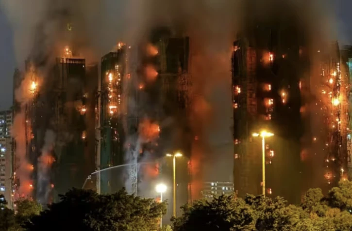 Des immeubles résidentiels en feu à Hong Kong, en Chine, le 26 novembre 2025 ( AFP / Yan ZHAO )