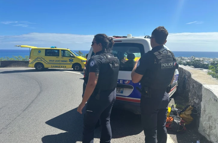 Accident sur la route de la Montagne : un motard loupe le virage et termine dans le ravin, il a été hélitreuillé conscient
