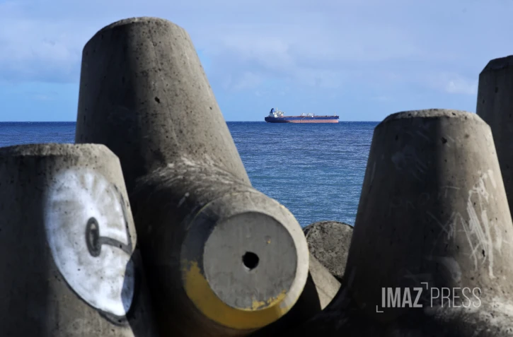 La Possession : le pétrolier de la flotte fantôme russe arrive en baie de la Possession