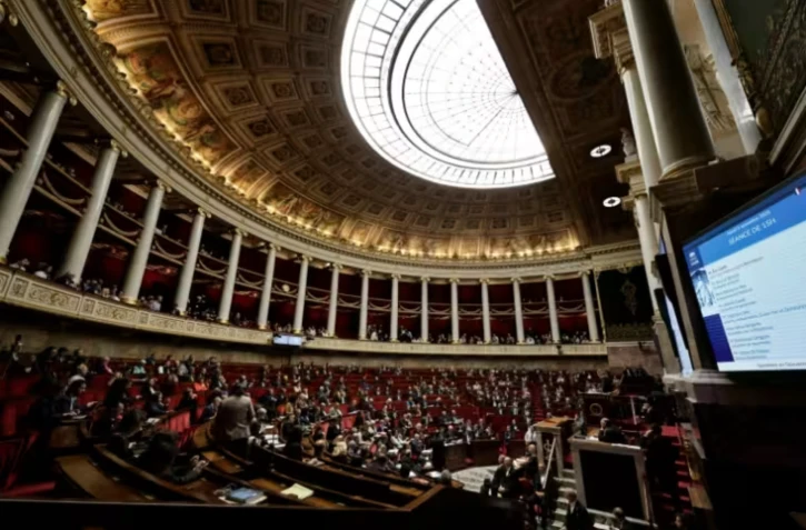 Les députés ont interrompu les débats sur la première partie du budget de l'Etat, et passeront dès mardi après-midi au budget de la Sécurité sociale, qui prévoit des économies massives mais a lui aussi très peu de chances de trouver une majorité ( AFP / STEPHANE DE SAKUTIN )