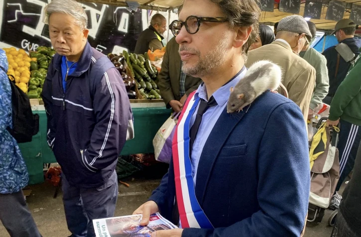 Paris : un maire adjoint se balade avec un rat sur l’épaule pour faire aimer ces rongeurs