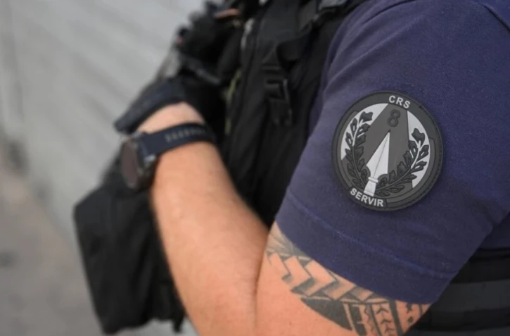 Un membre de la CRS 8 en patrouille dans le quartier de Pissevin, à Nîmes, le 22 août 2023 dans le Gard