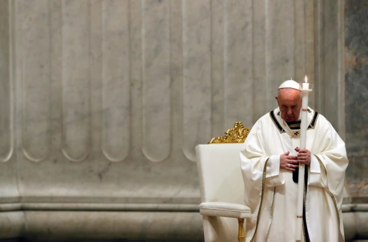 Le pape François préside la veillée pascale, dans la basilique Saint-Pierre  vide de fidèles, le 11 avril 2020 au Vatican 