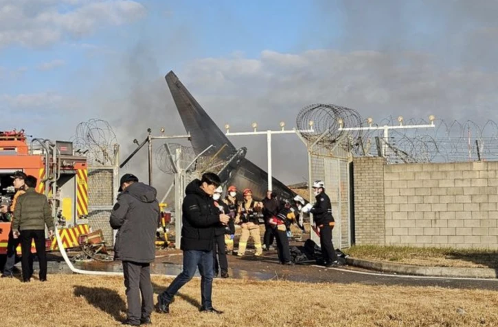 Sur les lieux de l’accident, à l’aéroport international de Muan (Corée du Sud), le 29 décembre 2024. MAENG DAE-HWAN / AP 