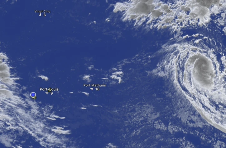 À à 2.310 km de La Réunion, le cyclone Dudzai s'accélère et pourrait se réintensifier d'ici jeudi