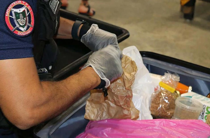 Contrôle de police à l'aéroport Roland Garros