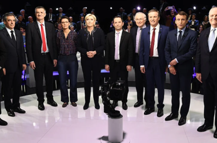 Les équipes de BFM préparent le plateau télé du débat entre les 11 candidats à la présidentielle, le 3 avril 2017 à Aubervilliers