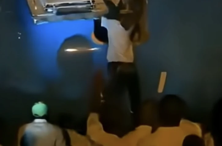 Air Congo : faute d'escalier, les passagers doivent sauter de l'avion à au moins 3 mètres de hauteur