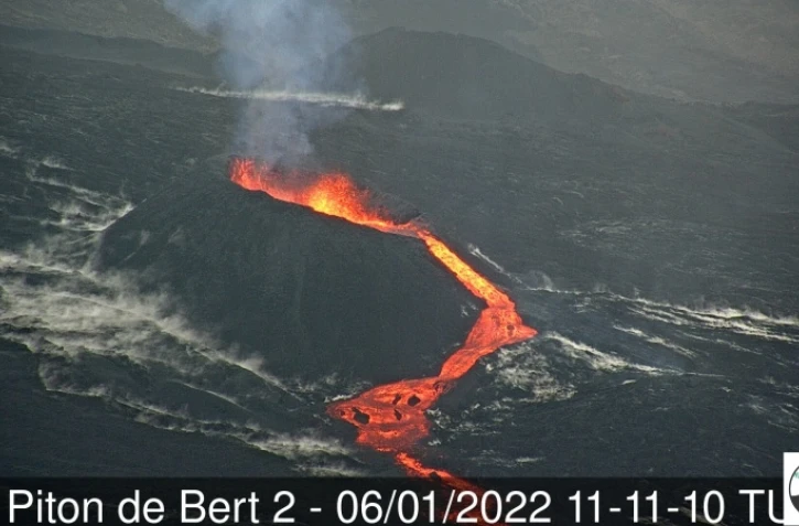Piton de la Fournaise : la lave déborde du côte éruptif, une nouvelle coulée observée 