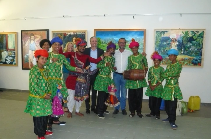 spectacle d\'artistes indiens pour les petits au CHU