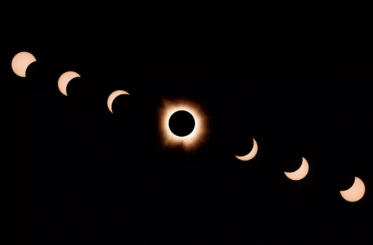 Un montage réalisé à partir de sept photos montrant l'évolution de l'éclipse totale à Bloomington, dans l'Indiana, le 8 avril 2024 ( AFP / JOSH EDELSON )