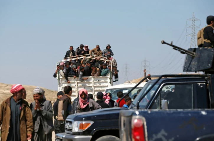 Des civils qui ont fui les combats à Mossoul ouest, se dirigent vers le camp de Hamman al-Alil le 27 mars 2017 en Irak
