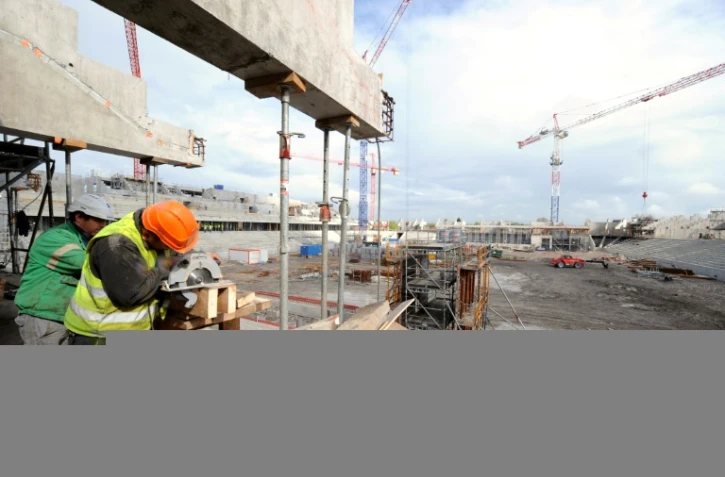 Des ouvriers travaillent à la construction d'un stade à Valenciennes, le 29 avril 2009