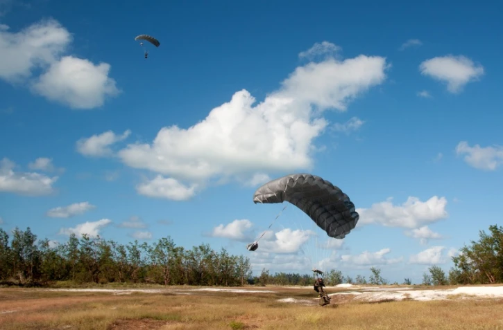 Exercice tactique sur l'île de Juan de Nova pour les parachutistes d'infanterie de marine