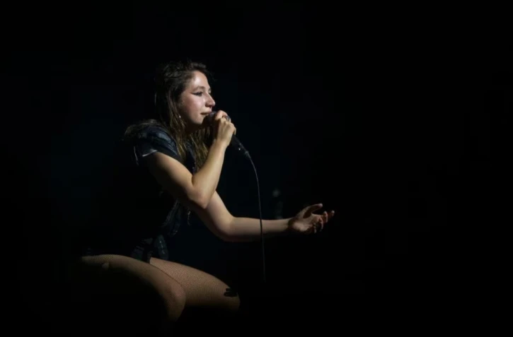 Enquête ouverte après des propos de la chanteuse Izïa évoquant un lynchage de Macron