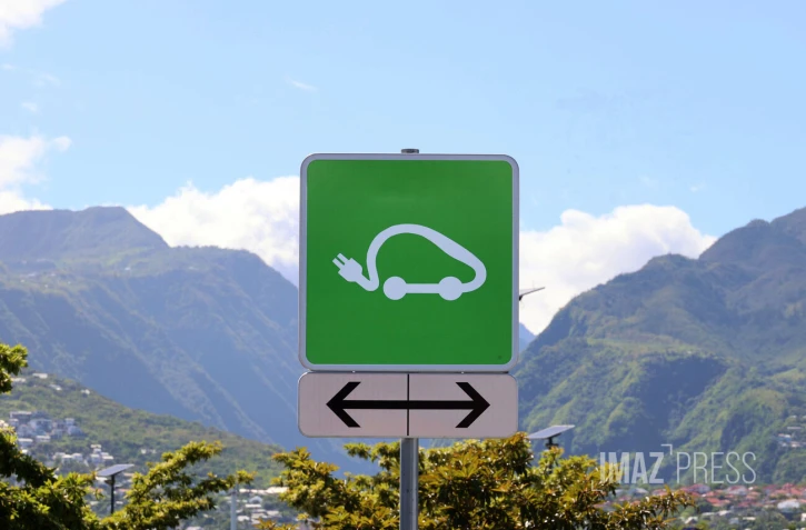 Borne de rechargement pour véhicule électrique 