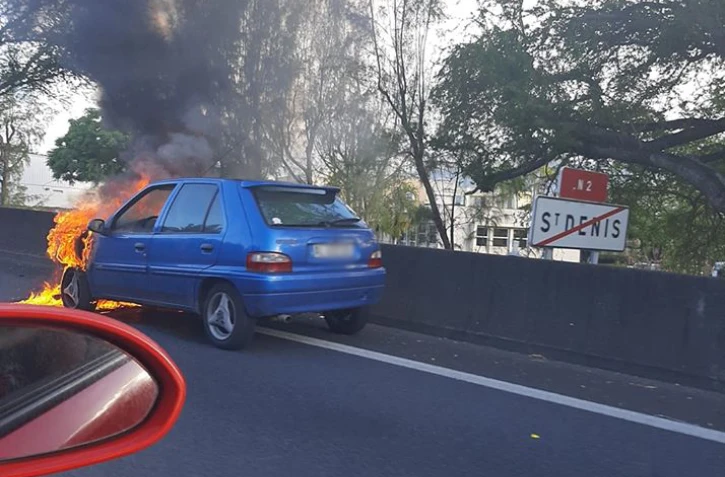 Voiture en feu, la Jamaïque, bretelle d'insertion du Chaudron