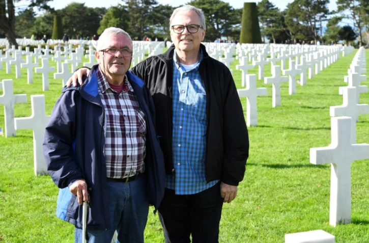 André Gantois (gauche), 72 ans de Ludres et Allen Henderson (droite), 64 ans de Greenville (Caroline du Sud), pose ensemble à Colleville-sur-mer, le 24 septembre 2018
